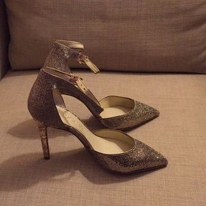 Stiletto heeled pumps with straps